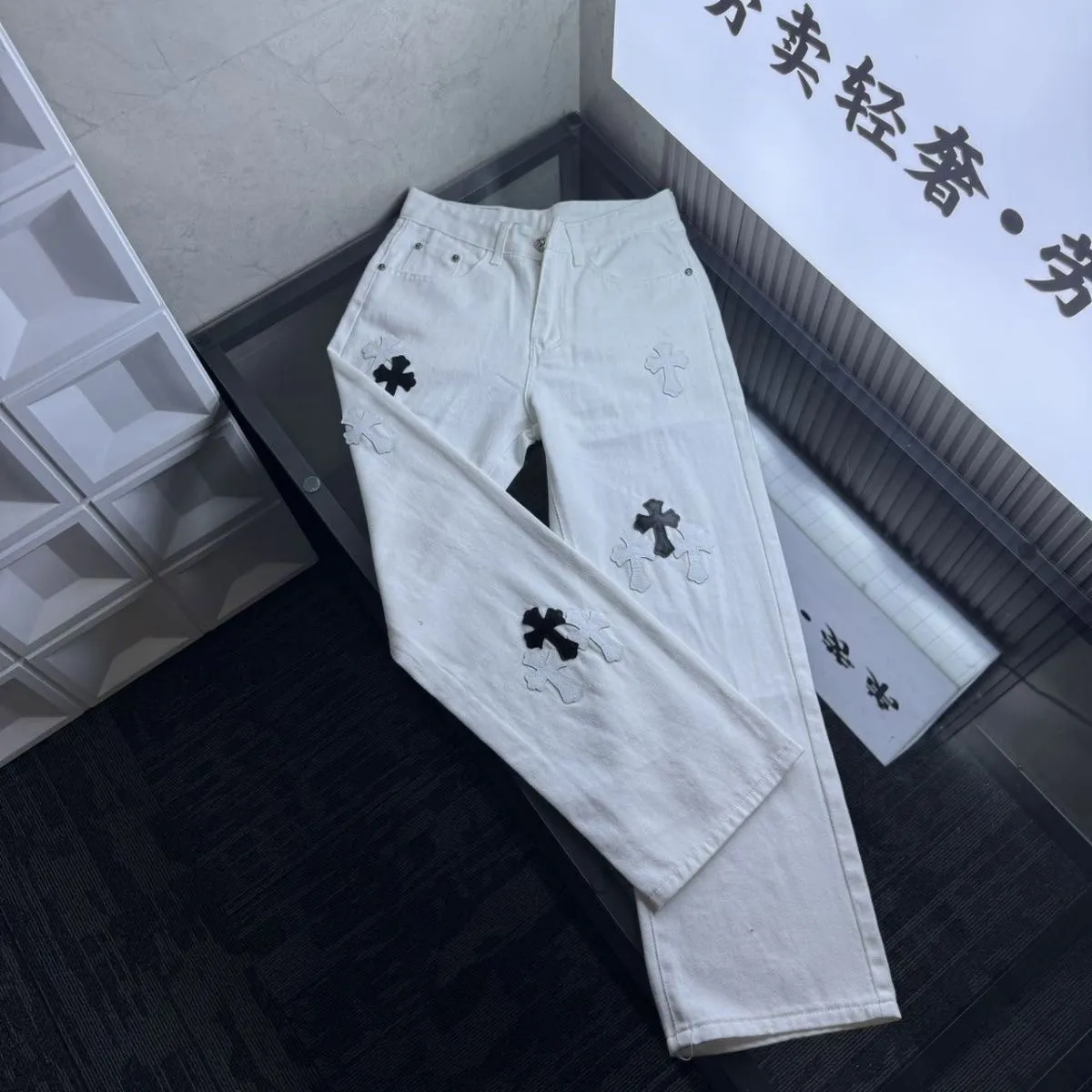 P196 Style No. Cc922 CHROME HEARTS✘Cro Heart Overseas Edition 25ss🔥New Heavy Industry Washed Embroidered American Retro Workwear Washed Jeans Loose fit pants with perfect details Washed denim fabric is wear-resistant and stain-resistant Three-dimensional cutting loose fit Imported machine printing will not crack and fall off after repeated washing Same style for men and women Couples Color: Picture color Size: M-2XL Pants length Waist Hips M 96 76 106 L 97 80 110 XL 98 84 114 2XL 100 88 118